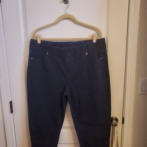 Avenue Denim 18W/20W Dark washed Capri length never been worn no tag